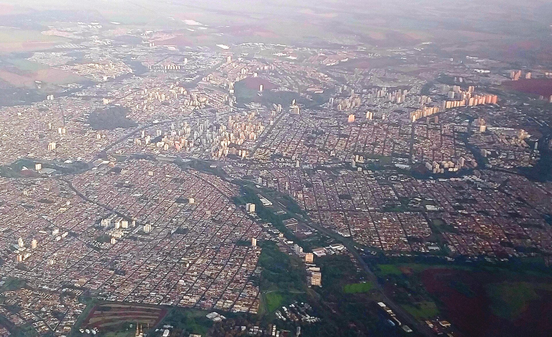Vista aérea de Ribeirão Preto em 2025, foto real do município
